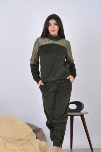 بيجامة مخمل محزز مع دانتيل