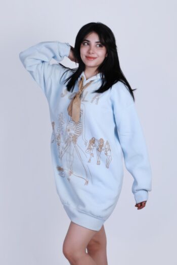 سويت شيرت نسائي طويل برسمة فاشن – تصميم شتوي مع ربطة ياقة