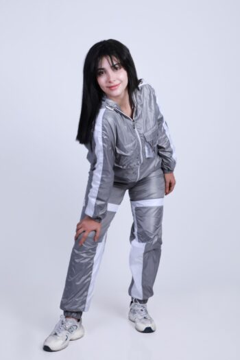 بدلة رياضة شتوية مقاومة للهواء والمطر – تصميم رياضي بخطوط جانبية